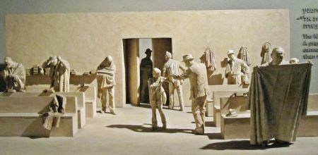 1280px-Minyan_waiting_for_the_tenth