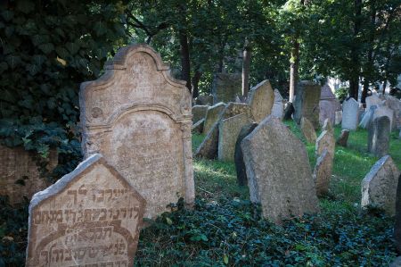 1280px-Old_Jewish_Cemetery_in_Josefov,_Prague_-_8363