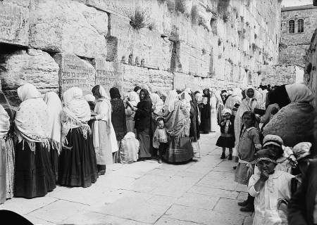 Women_at_western_wall